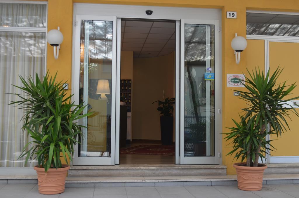 Hotel Capitol Pesaro Exterior foto