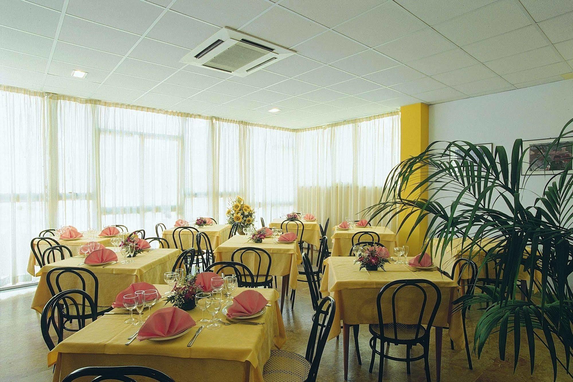 Hotel Capitol Pesaro Exterior foto